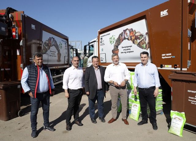 Παράδοση 4 σύγχρονων απορριμματοφόρων συλλογής βιοαποβλήτων και 1.177 καφέ κάδων ειδικής ανακύκλωσης από την Περιφέρεια Αττικής στον Δήμο Ηλιούπολης